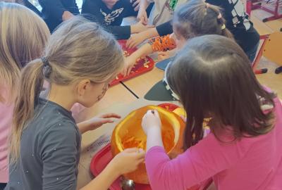 Každý jsme si zkusili dlabat dýni