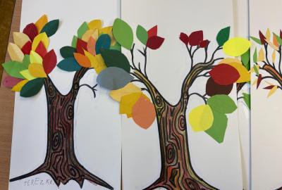 Stromy grafika a dolepování barevným papírem 10/25